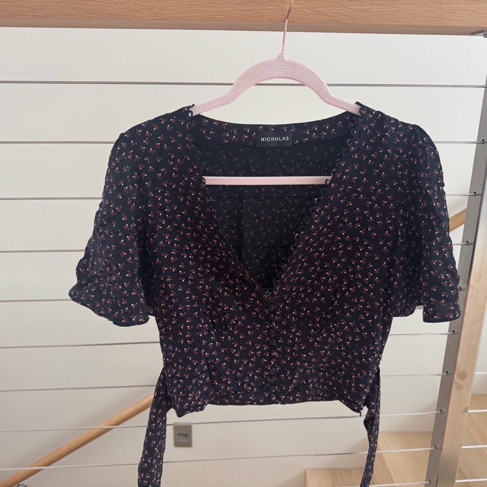 NICHOLAS 100% Silk Crop Black and Red Floral Blouse - size 4 - never worn!